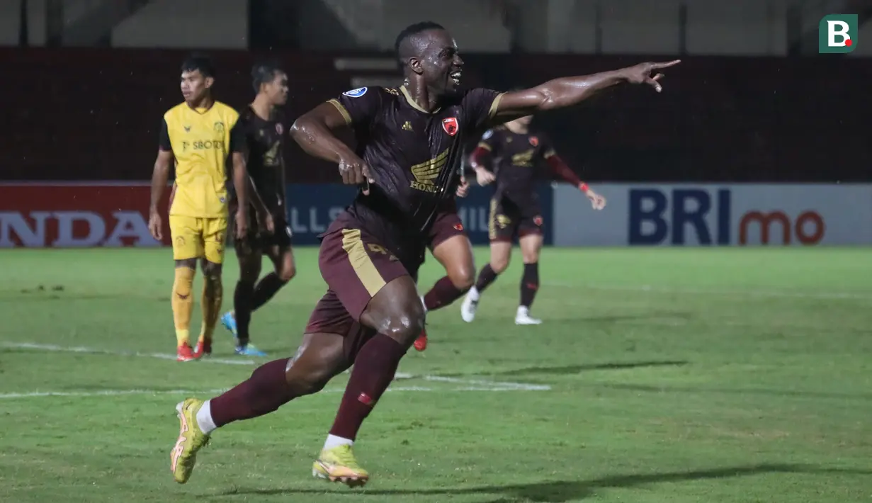 PSM baru bisa mencetak gol pada menit ke-78 melalui sundulan pemain naturalisasi kelahiran Pantai Gading, Donald Bissa yang baru dimasukkan sejak menit ke-58. Sepuluh menit berselang PSM berhasil unggul 2-0 lewat sepakan jarak jauh penyerang asal Brasil Everton Nascimento. (Bola.com/Nandang Permana)