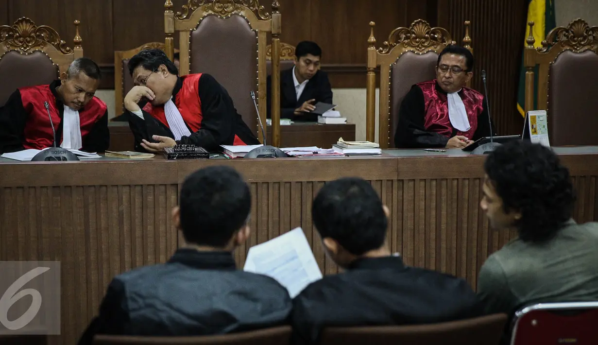Suasana sidang di Pengadilan Negeri (PN) Jakarta Pusat, Senin (28/3). Dua pengacara dan satu mahasiswa terkait dugaan kriminalisasi yang dilakukan oleh aparat kepolisian terhadap mereka. (Liputan6.com/Faizal Fanani)