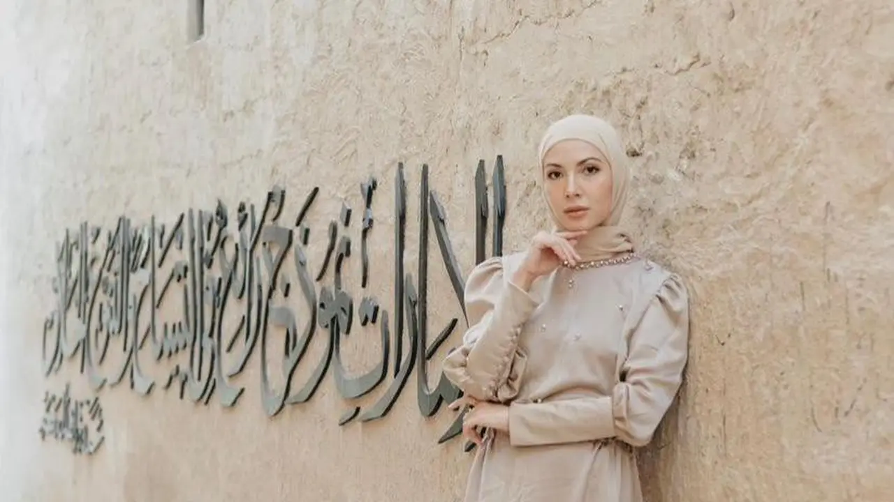 10 Inspirasi Model Baju Gamis Lebaran Simpel dan Elegan ala Seleb, Zaskia Sungkar-Lesti Kejora