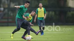 Sementara itu, Gian Zola pada seleksi Timnas Indonesia U-22 ditempatkan Luis Milla sebagai gelandang tengah berduet dengan Evan Dimas. (Bola.com/Vitalis Yogi Trisna)