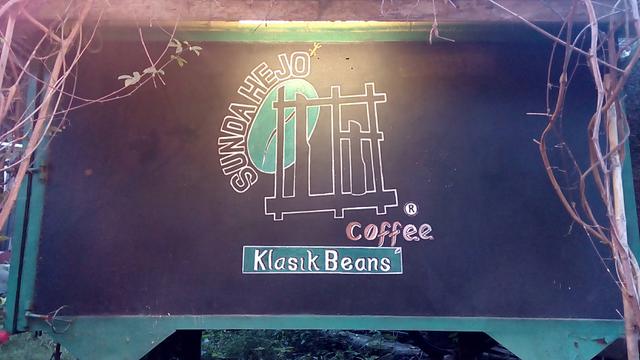 Selain menampung hasil tani kopi masyarakat, paguyuban Kopi Sunda Hejo juga memberikan pemahaman pentingnya menjaga kelestarian lingkungan