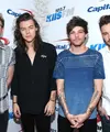 Sungguh beruntung Louis Tomlinson. Di tengah keadaanya yang sedang berduka, ia mendapatkan dukungan dari teman-temannya di One Direction. (AFP/JONATHAN LEIBSON / GETTY IMAGES NORTH AMERICA)
