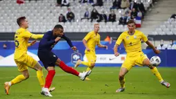 Striker Prancis, Kylian Mbappe, melepaskan tendangan ke gawang Ukraina pada laga uji coba di Stade deFrance, Kamis (8/10/2020). Prancis menang dengan skor 7-1. (AP Photo/Francois Mori)