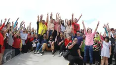 Sejumlah artis dan relawan pendukung  Ahok dan Djarot syuting video klip untuk Ahok di RPTRA Kalijodo, Jakarta, Kamis (5/1). Video klip ini dibuat sebagai bentuk dukungan untuk Ahok dan Djarot. (Liputan6.com/Herman Zakharia)