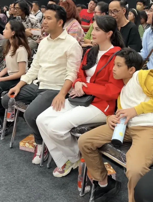 Istri pejabat nggak gengsi pakai tas seharga Rp 300 ribu, 6 gaya simpel Arumi Bachsin ini panen pujian