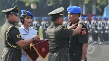 Panglima TNI Jenderal TNI Moeldoko (kedua kanan) menyematkan tanda pangkat kepada Komandan Polisi Militer TNI, Mayjen TNI Maliki Mift saat peresmian organisasi Polisi Militer TNI di Mabes TNI, Jakarta, Senin (4/5/2015). (Liputan6.com/Herman Zakharia)