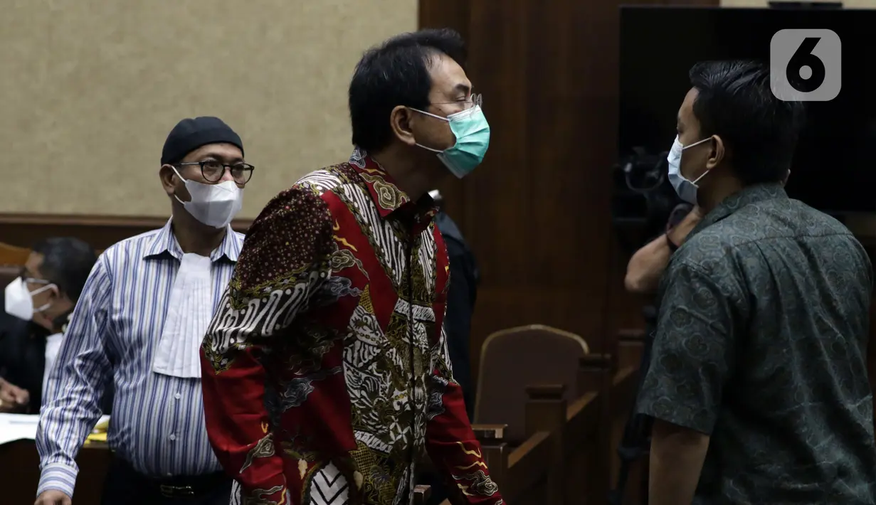 Mantan Wakil Ketua DPR Azis Syamsuddin (tengah) saat jeda sidang lanjutan di Pengadilan Tipikor Jakarta, Kamis (23/12/2021). Azis Syamsuddin merupakan terdakwa dugaan suap penanganan perkara korupsi di Lampung Tengah. (Liputan6.com/Helmi Fithriansyah)