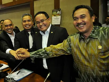 Menteri BUMN Rini Soemarno (kiri) berjabat tangan dengan Komisi VI usai mengikuti Rapat Kerja, Jakarta, Selasa (6/10/2015). Komisi VI menyetujui tambahan penyertaan modal negara (PMN) kepada 23 BUMN senilai Rp.34,32 triliun.(Liputan6.com/Johan Tallo)