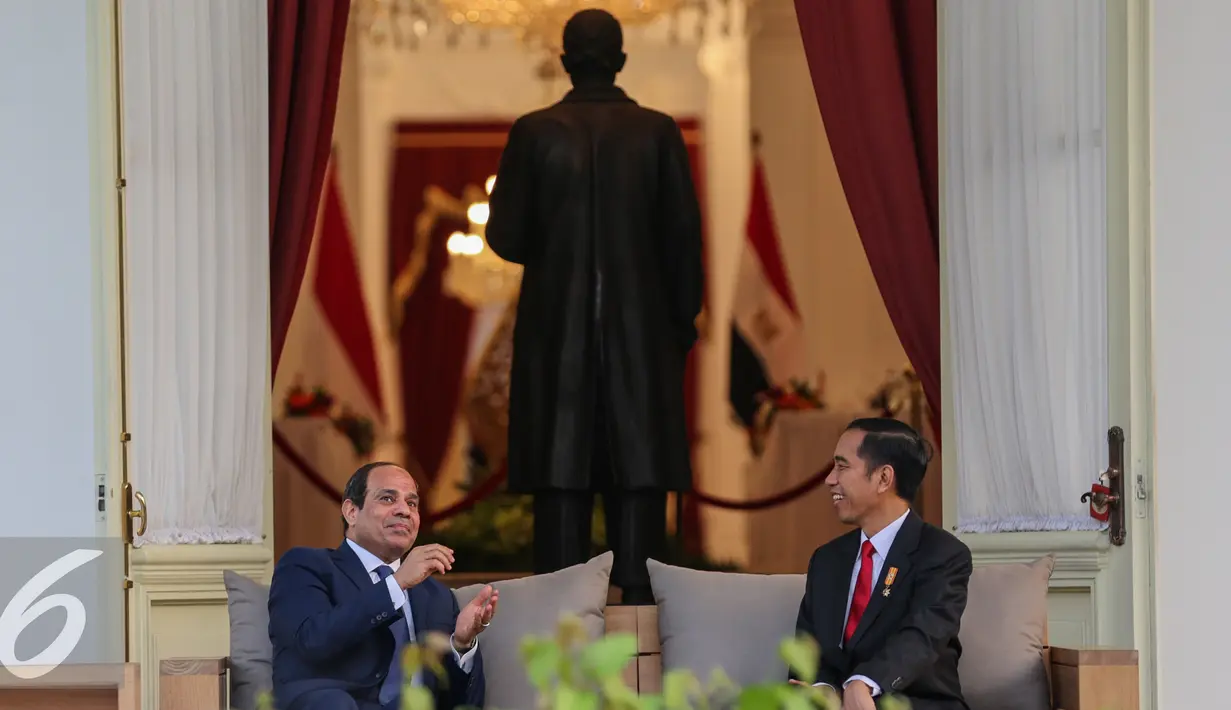 Presiden Joko Widodo berjabat tangan dengan Presiden Republik Arab Mesir Abdel Fattah Al Sisi di halaman belakang Istana MerdekaJakarta, Jumat (4/9/2015). Kunjungan tersebut terkait kerjasama birateral Indonesia dengan Mesir. (Liputan6.com/Faizal Fanani)