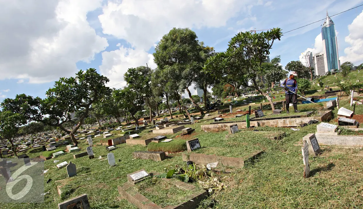 Dinas Pertamanan dan Pemakaman DKI Jakarta menerapkan sistem online pelayanan pemakaman di 77 TPU, Jakarta, Rabu (4/5). Sistem tersebut agar warga dapat melihat ketersediaan lahan makam. (Liputan6.com/Immanuel Antonius)  