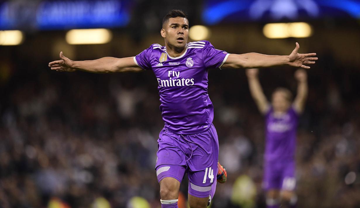 Gelandang Real Madrid, Casemiro, merayakan gol yang dicetaknya ke gawang pada laga final Liga Champions di Stadion Stadion Millenium, Cardiff, Sabtu (3/6/2017). Madrid menang 4-1 atas Juventus. (AFP/Javier Soriano)