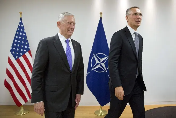 Menteri Pertahanan AS James Mattis dan Sekjen NATO Jens Stoltenberg (AP Photo/Virginia Mayo, Pool)