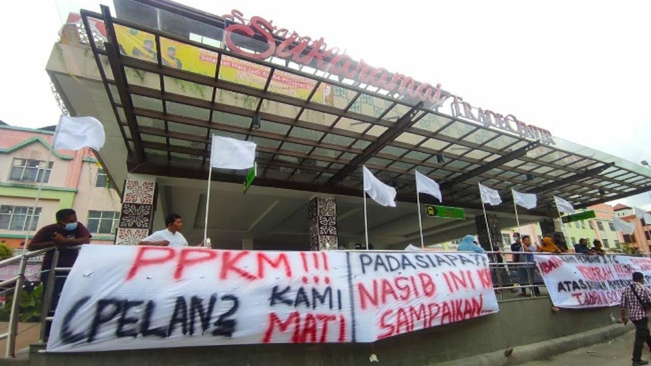 Pedagang di Sukaramai Trade Center mengibarkan bendera putih karena frustasi PPKM level 4 diperpanjang lagi.