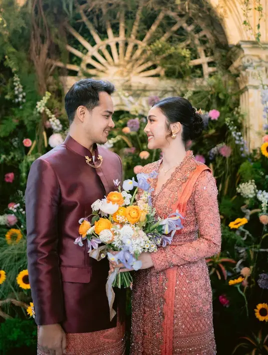 Rambut Febby nampak lebih sleek dengan sanggul modern belah pinggir yang sisakan sedikit poni. [@febbyrastanty]