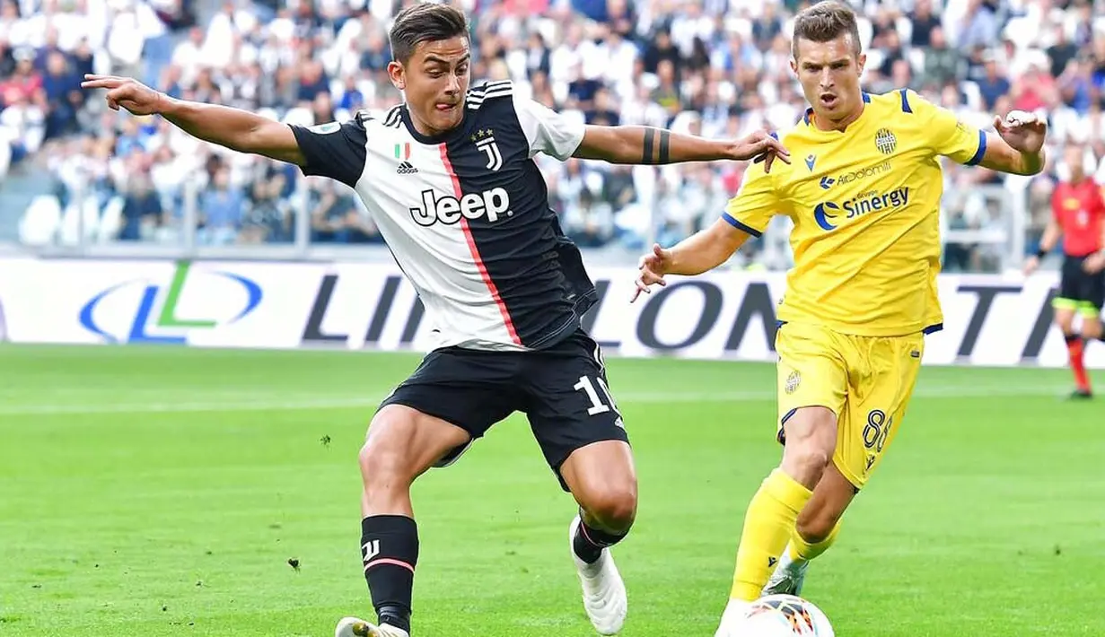 Penyerang Juventus, Paulo Dybala, berebut bola dengan pemain Verona, Darko Lazovic, pada laga Serie A di Stadion Juventus, Sabtu (21/9/2019). Juventus menang 2-1 atas Verona. (AP/Alessandro Di Marco)