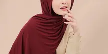 Dalam unggahannya di media sosial, aktris berbakat ini tampil memukau dengan tren hijab pashmina meleyot yang sedang digandrungi banyak hijabers.  [@ambyamandamanopo].