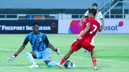 Pemain Timnas Indonesia U-22, Dony Tri Pamungkas, berusaha melewati kiper Mali U-22, Bourama Kone, pada laga uji coba di Stadion Pakansari, Kabupaten Bogor, Sabtu (15/11/2025). (Bola.com/M Iqbal Ichsan)
