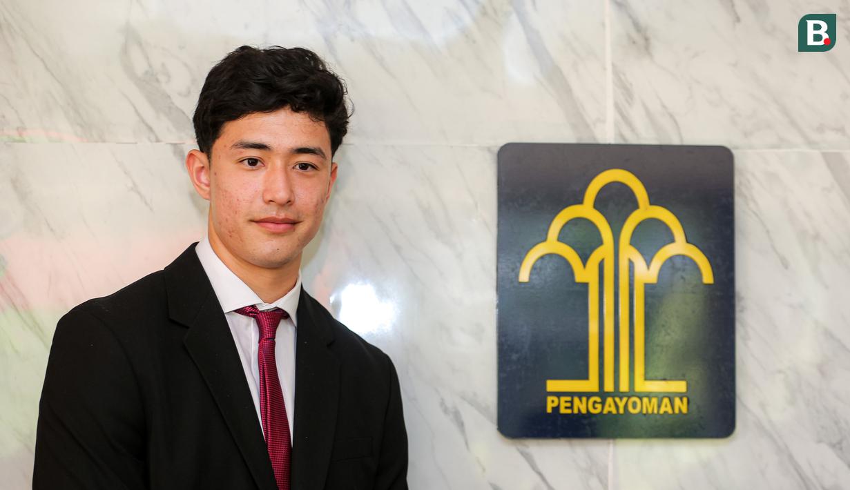 <p>Kiper keturunan Indonesia-Iran, Cyrus Margono berpose setelah mengambil sumpah Warga Negara Indonesia (WNI) di Kanwil Kemenkumham DKI, Cawang, Jakarta, Kamis (21/03/2024). (Bola.com/Bagaskara Lazuardi)</p>