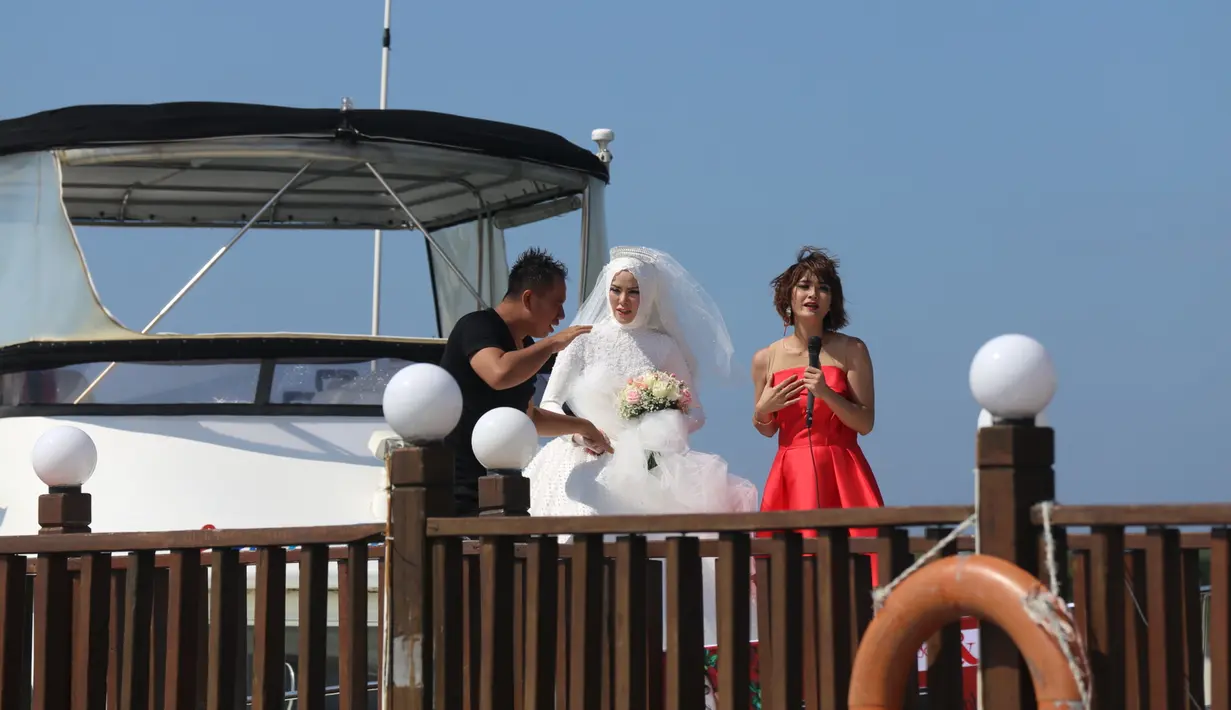 Sedangkan pengantin perempuan Angel Lelga terlihat cantik dengan gaun putih di atas speed boat. Diatas speed boat tersebut, Vicky mengungkapkan rasa cintanya kembali pada mantan istri siri Rhoma Irama tersebut. (Nurwahyunan/Bintang.com)