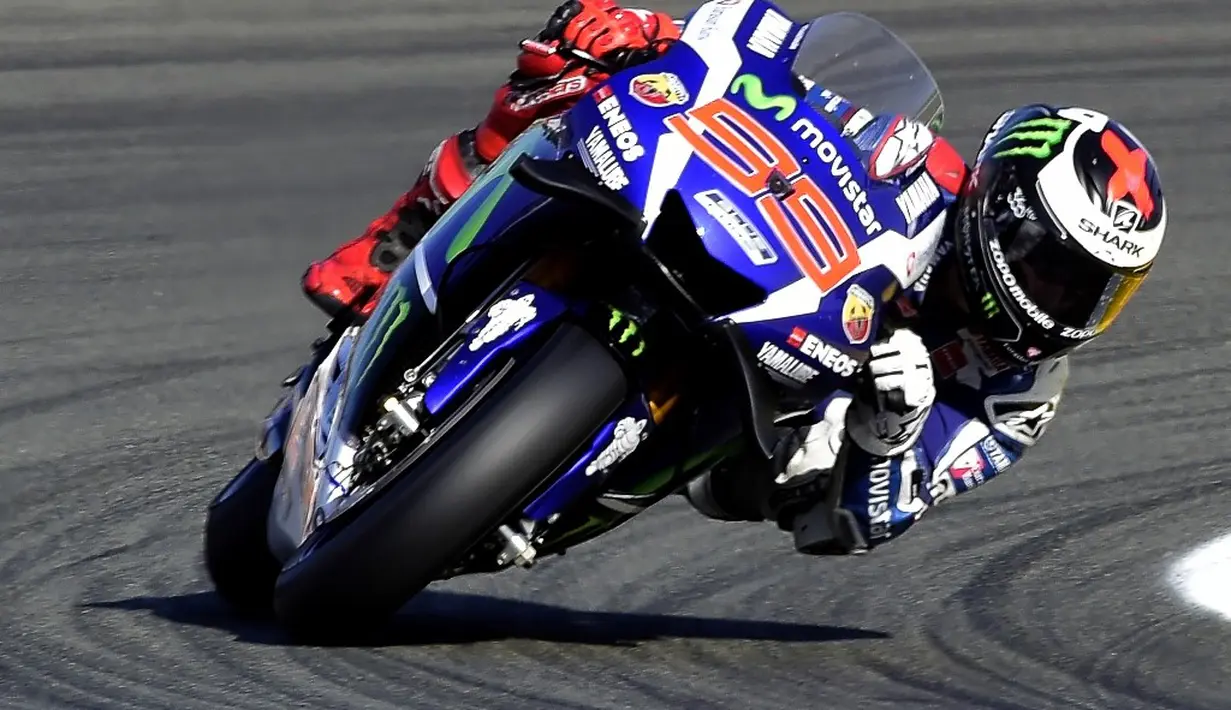 Jorge Lorenzo menjadi yang tercepat dengan catatan waktu 1 menit 29,401. Capaian Lorenzo ini memecahkan rekor waktu tercepat di Sirkuit Valencia atas namanya sendiri yang dibuat pada kualifikasi musim lalu, yaitu 1 menit 30,011 detik. (AFP/Jose Jordan)