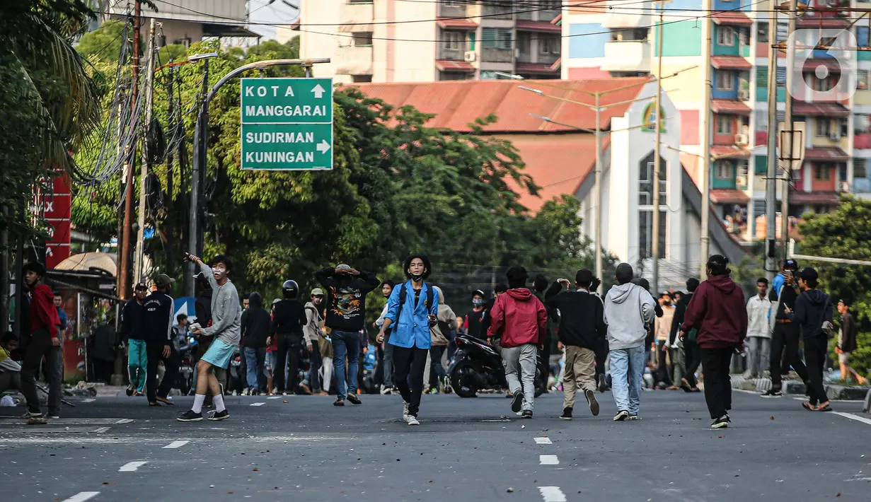 Sejumlah massa terlibat bentrok dengan aparat kepolisian di kawasan Pejompongan, Jakarta, Rabu (7/10/2020). Belum bisa dipastikan apakah aksi tersebut berkaitan dengan isu aksi penolakan pengesahan UU Omnibus Law Cipta Kerja. (Liputan6.com/Faizal Fanani)