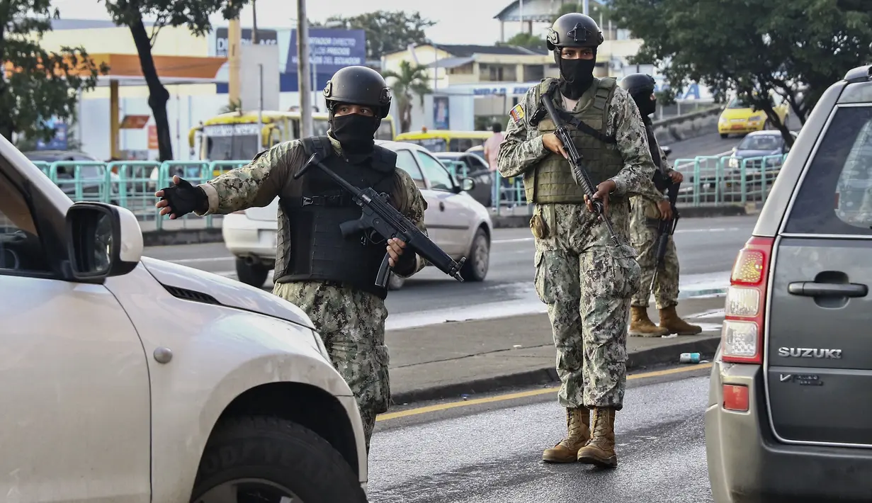 Presiden Guillermo Lasso menambahkan bahwa keadaan darurat termasuk jam malam dari jam 1 pagi sampai jam 5 pagi di daerah yang terkena dampak. (AFP/Gerardo Menoscal)