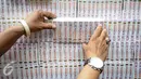 Petugas memperlihatkan rokok ilegal yang telah terkemas di Kantor Dirjen Bea Cukai, Jakarta, Jumat (30/9). Rokok ilegal ini diproduksi oleh mesin dengan total produksi 1500 batang per menit. (Liputan6.com/Faizal Fanani)