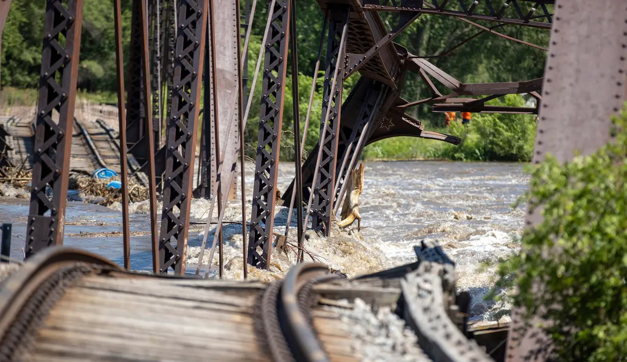 Derasnya aliran Sungai Big Sioux, South Dakota, Amerika Serikat, menyebabkan jembatan kereta api roboh dan tidak dapat dilalui. (AP Photo/Josh Jurgens)