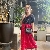 Outfit kasual Ussy saat hangout dengan loose dress memiliki aksesori bernilai total ratusan juta rupiah dari tas sampai sepatu (Instagram @ussypratama)