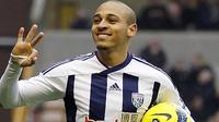 Striker West Bromwich Albion Peter Odemwingie merayakan gol ketiganya saat menghdapi Wolverhampton pada partai lanjutan Liga Premier di Molineux Stadium, 12 Februari 2012. AFP PHOTO/IAN KINGTON