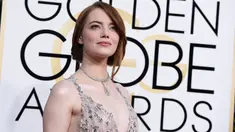 Aktris Emma Stone memilih gaun bergaris leher rendah saat menghadiri Golden Globe Awards 2017 di California, Minggu (8/1).Gaun tanpa lengan bernuansa merah muda itu bertabur pernak-pernik bintang yang mengilap.  (Photo by Jordan Strauss/Invision/AP)