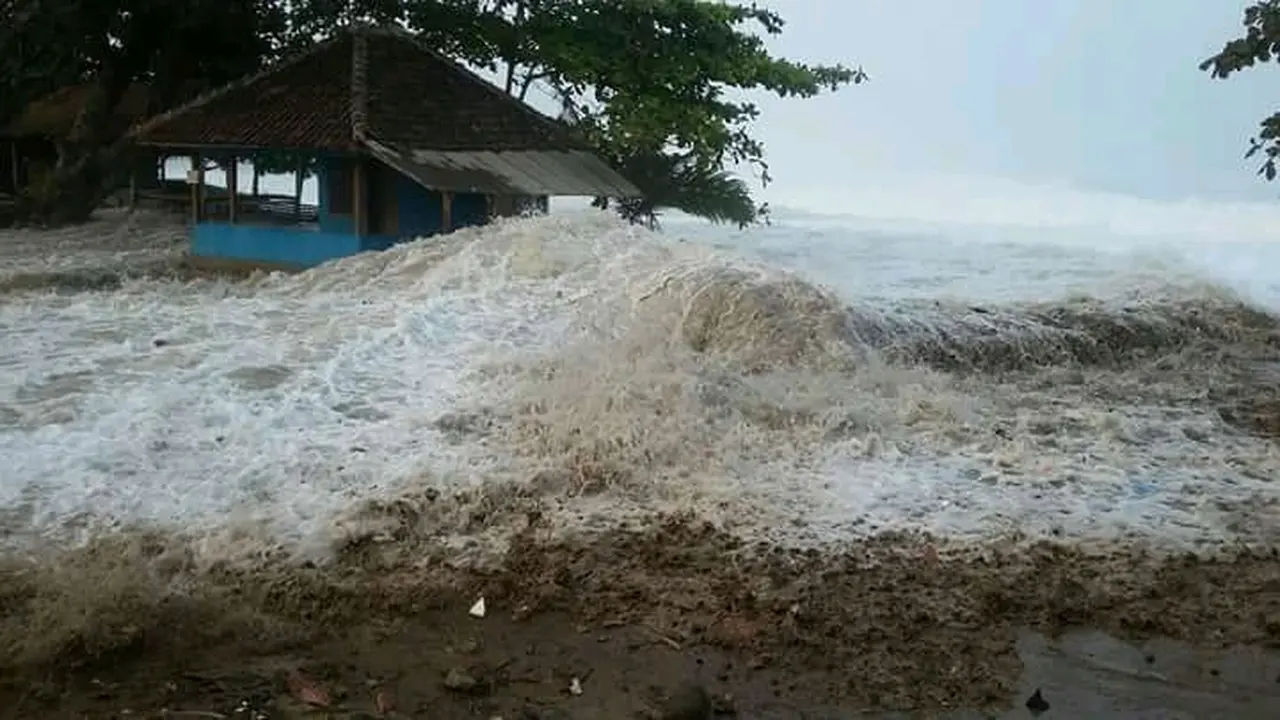 Gelombang setinggi 5 meter di pantai Santolo Garut, Jawa Barat
