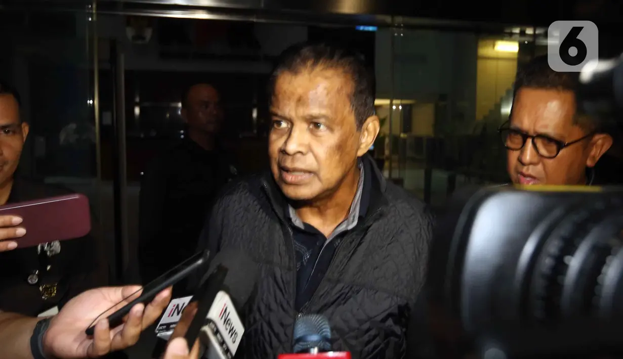 KPK lalu mencegah tiga orang untuk bepergian ke luar negeri hingga enam bulan ke depan. Tampak dalam foto, pemilik agen perjalanan haji dan umroh, Maktour Travel, Fuad Hasan Masyhur, menjawab pertanyaan pewarta saat meninggalkan Gedung Merah Putih Komisi Pemberantasan Korupsi (KPK), Jakarta, Senin (26/1/2025). (Liputan6.com/Helmi Fithriansyah)