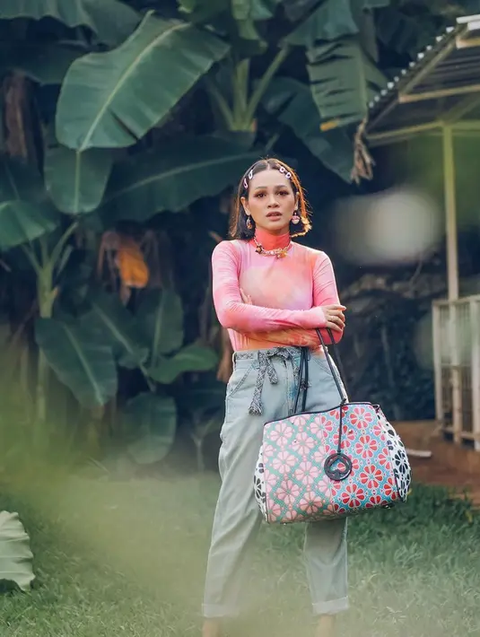 Bertujuan mengingatkan diri sendiri, Andien mengatakan bahwa perjalanan untuk menemukan jati diri tidak akan selalu terang dan gemilang. Terkadang menemukan jalan yang sempit dan gelap. Namun pasti ditemukan banyak pelajaran. (Instagram/andienaisyah)