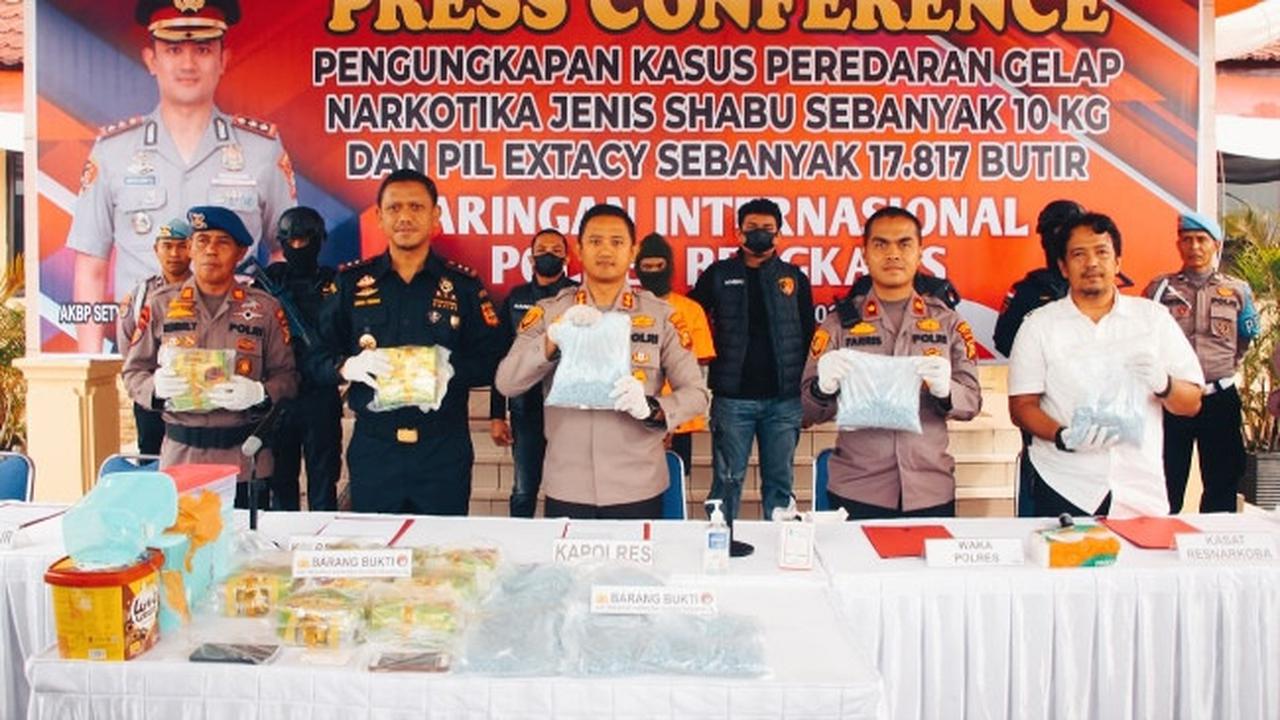 Konperensi pers pengungkapan jaringan narkoba internasional oleh Polres Bengkalis yang sempat menabrak mobil polisi.