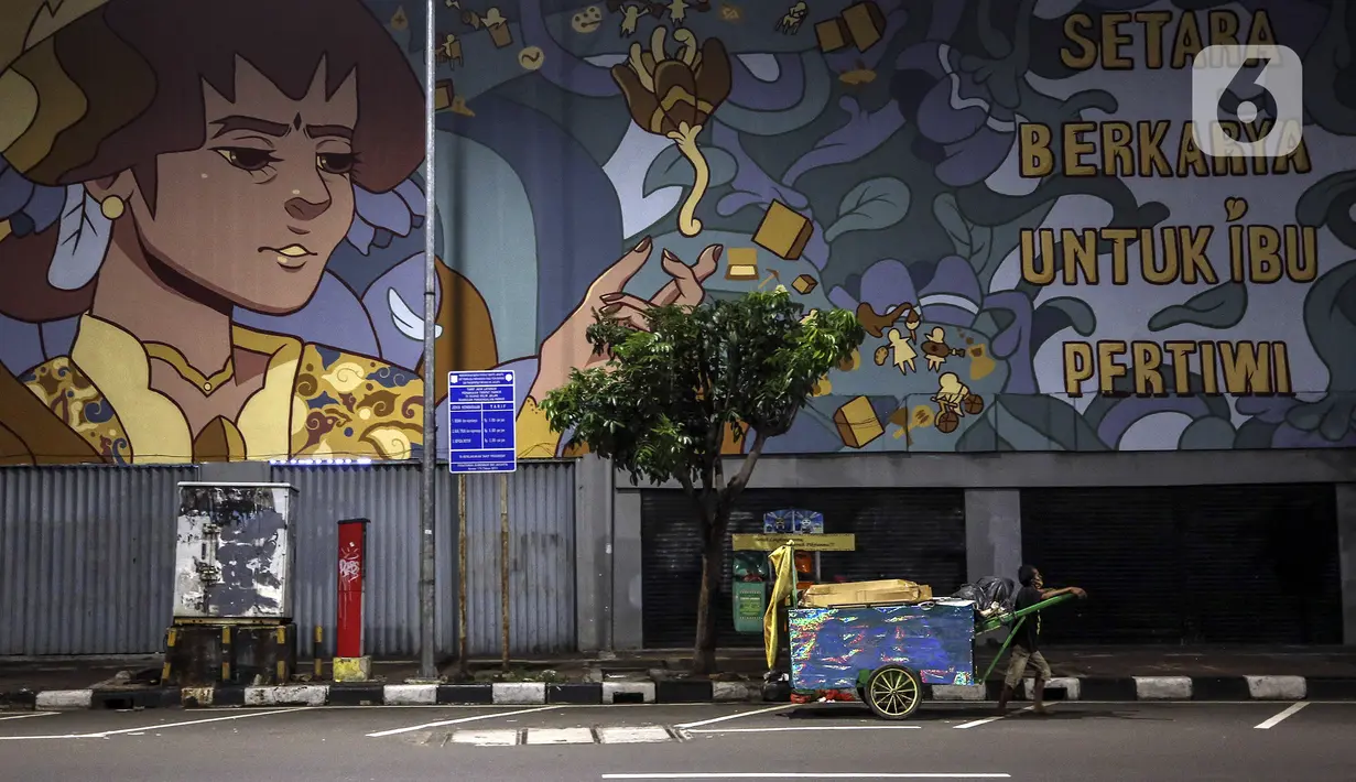 Suasana jalan protokol yang sepi saat pemberlakuan pembatasan mobilitas warga guna menekan penyebaran COVID-19 di Jakarta, Selasa (22/6/2021). Pembatasan dilakukan pukul 21.00 - 04.00 WIB di 10 titik Ibu Kota. (Liputan6.com/Johan Tallo)