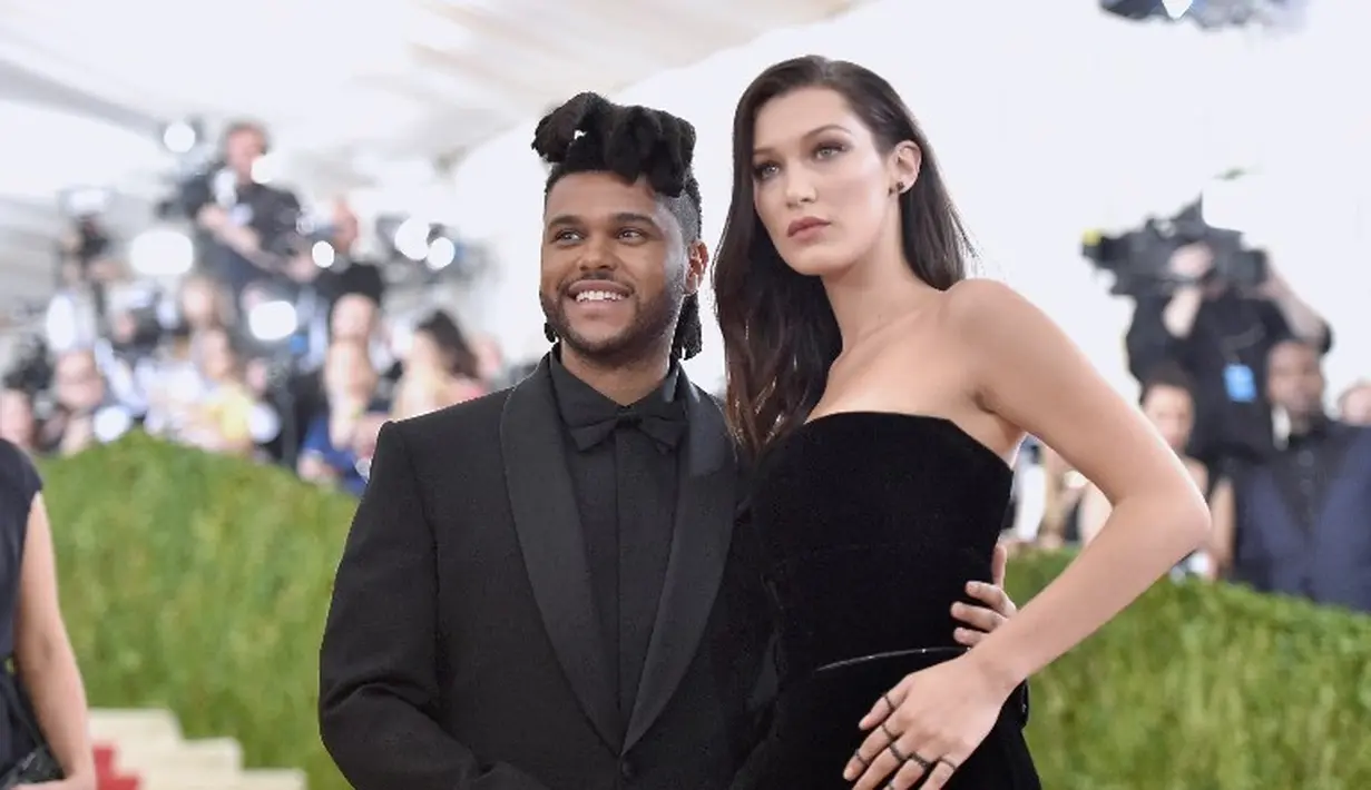 Selena Gomez sendiri baru mengunfollow Instagram The Weeknd pada tanggal 17 November lalu usai mantannya tersebut tertangkap bertemu dengan Bella Hadid. (Mike Coppola / GETTY IMAGES NORTH AMERICA / AFP)