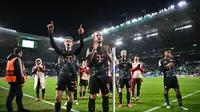 Para pemain Bayern Munchen menyapa para penggemarnya yang turut hadir di Celtic Park Stadium setelah meraih kemenangan 2-1 atas Celtic dalam laga leg pertama play-off 16 besar Liga Champions 2024/2025, Kamis (13/2/2025) dini hari WIB. (ANDY BUCHANAN / AFP)