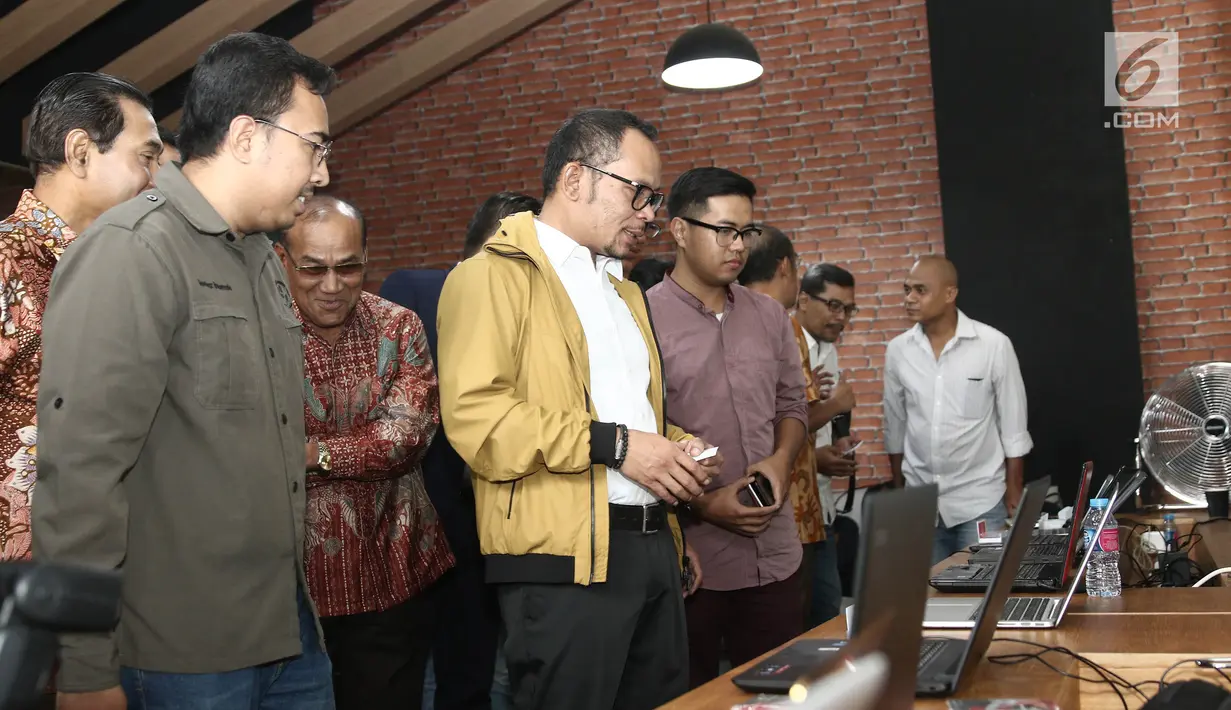 Menteri Ketenagakerjaan Hanif Dhakiri melihat ruang inovasi di Jakarta, Kamis (28/6). Kemnaker meresmikan ruang inovasi bertujuan membantu anak-anak muda mengembangkan bisnis digital dan proyek kreatif. (Liputan6.com/Herman Zakharia)