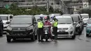 Polisi melakukan tindakan tilang kepada pengendara motor yang melanggar aturan jalur khusus sepeda motor di Jalan MH Thamrin-Medan Merdeka Barat, Jakarta Pusat, Kamis (8/2). (Liputan6.com/Arya Manggala)