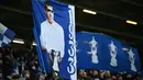 Suporter Everton membentangkan banner bergambar Dixie Dean dalam laga lanjutan Piala FA 2024/2025 melawan Bournemouth di Goodison Park, Liverpool, Inggris, Minggu (09/02/2025) WIB. (AFP/Paul Ellis)