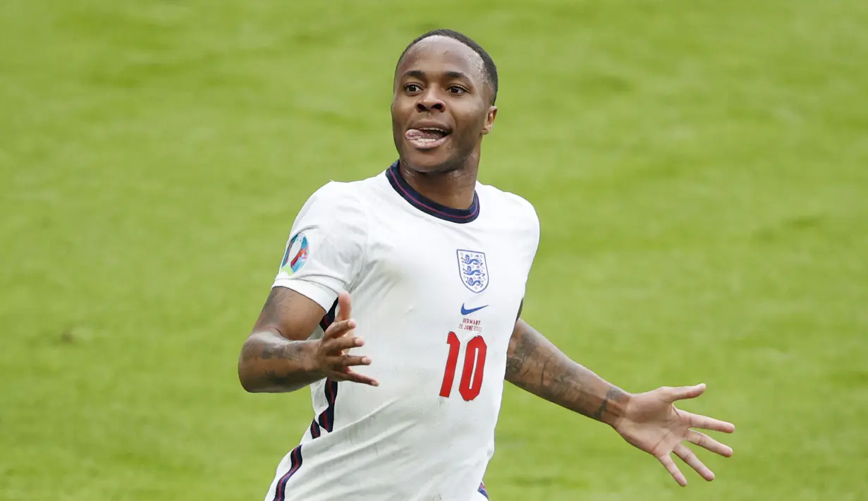 Raheem Sterling - Bomber Manchester City ini benar-benar membuat barisan pertahanan Jerman kerepotan pada babak 16 besar Euro 2020. Sterling mencetak gol dari umpan silang Luke Shaw yang indah dan membuat Wembley bergemuruh. (John Sibley/Pool via AP)