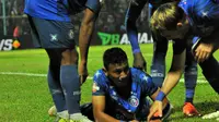 Pemain Arema, Rivaldi Bawuo, menangis setelah mencetak gol ke gawang Persib di Stadion Kanjuruhan, Kabupaten Malang (30/7/2019). (Bola.com/Iwan Setiawan)