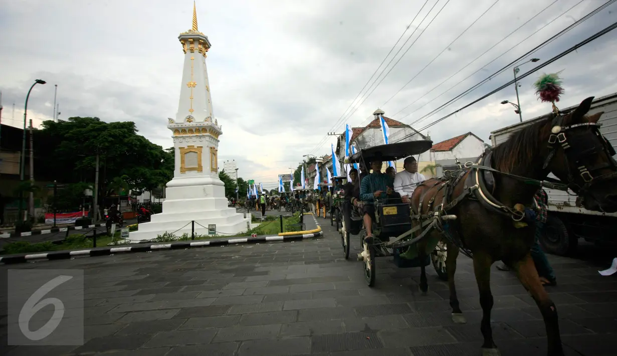 Sejumlah peserta mengikuti kirab dengan menaiki andong melintasi kawasan Tugu ,Yogyakarta,(14/5/2016).Kirab di laksanakan untuk menyambut peringatan ulang tahun satu abad kabupaten sleman.(Boy Harjanto)