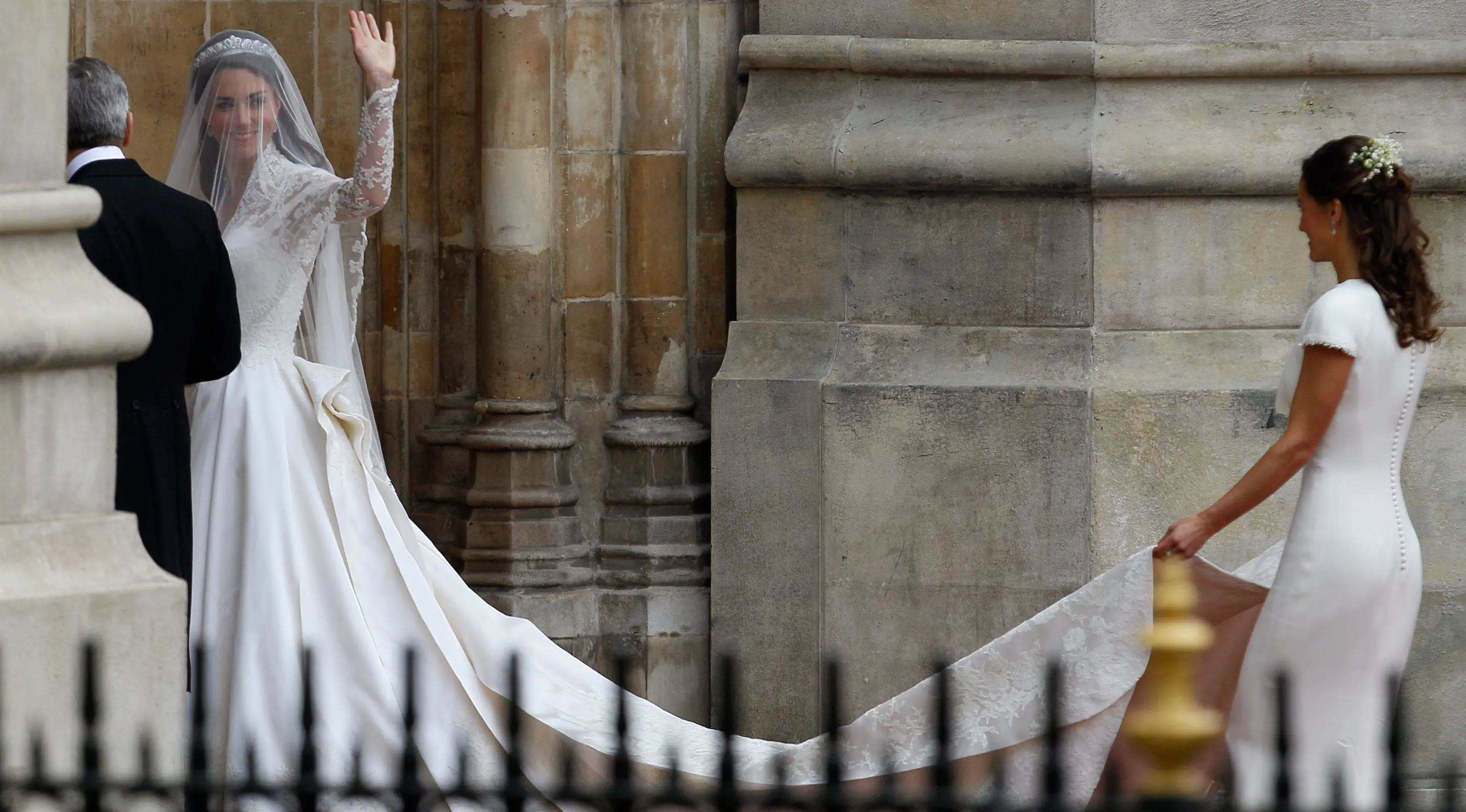 Pippa Middleton menjadi pengiring pengantin untuk sang kakak Kate Middleton saat pernikahan dengan pangeran William pada 29 April 2011. (AP Photo/Alastair Grant)