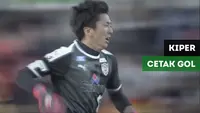 Kiper Shimizu S-Pulse, Yuji Rokutan, mencetak gol dan membuat skor menjadi 3-3 saat menghadapi Vissel Kobe dalam lanjutan Liga Jepang, Sabtu (24/11/2018).
