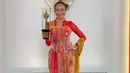 Pencipta Lagu Tema Terbaik diberikan kepada Yura Yunita, Donne Maulana, Marchella FP. Yura tampil dengan inner brokat merah dipadukan korset dan kain sebagai bawahan dengan motif yang serasi. [@yurayunita]