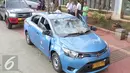 Mobil taksi yang hancur akibat dirusak oleh ojek online di Jakarta, Selasa (22/3).  Akibat aksi saling serang antara taksi dan ojek online berimbas pada kerusuhan yang terjadi di beberapa titik di Jakarta. (Liputan6.com/Angga Yuniar)