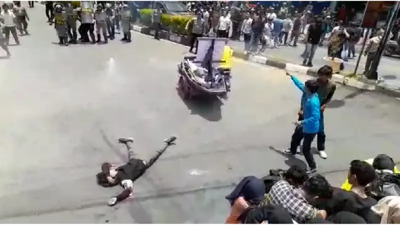 Tangkapan layar menunjukan peserta terkapar setelah polisi melontarkan gas air mata ke arah kerumunan aksi di Aceh Barat, Senin (12/9/2022)