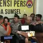 Kapolda Sumsel Irjen Pol Zulkarnain Adinegara menginterogasi MA, salah satu pembunuh IN di Kabupaten Ogan Ilir Sumsel (Liputan6.com / Nefri Inge)